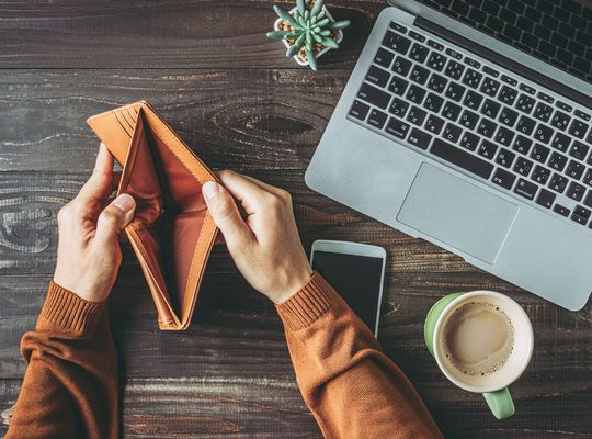 給料前借りで生活をつないでいる人は要注意