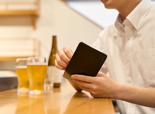 【忘年会シーズンでお金がなくなる人の特徴】